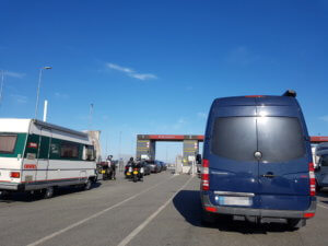 Mit dem Auto nach Norwegen: Warten vor der Fähre nach Kristiansand