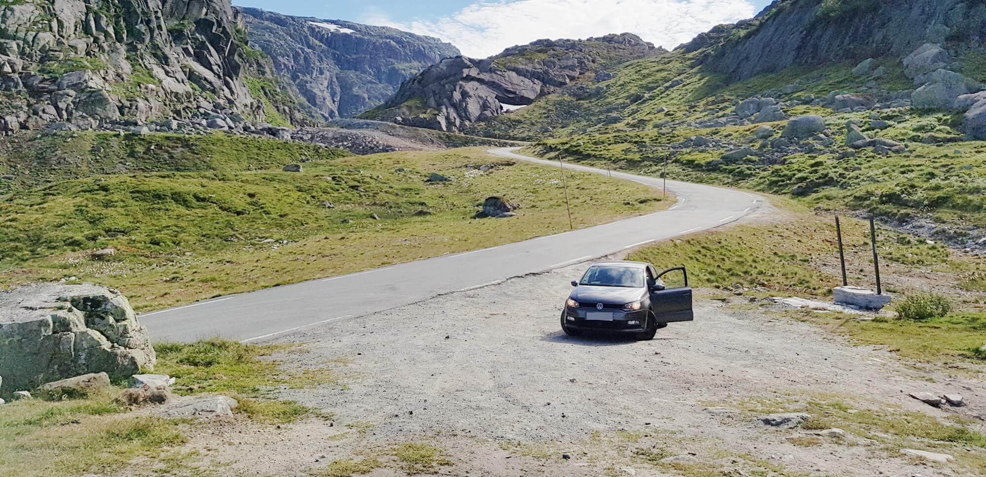 Ein Auto im Gebirge von Norwegen