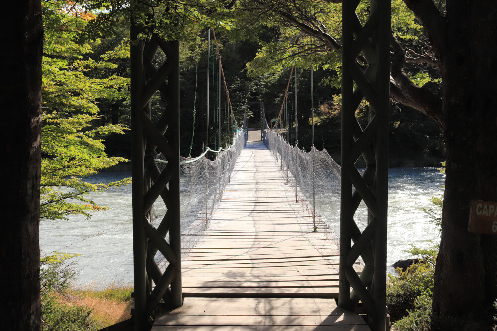 Brücke auf Wanderung zum Lago Grey im Torres del Paine