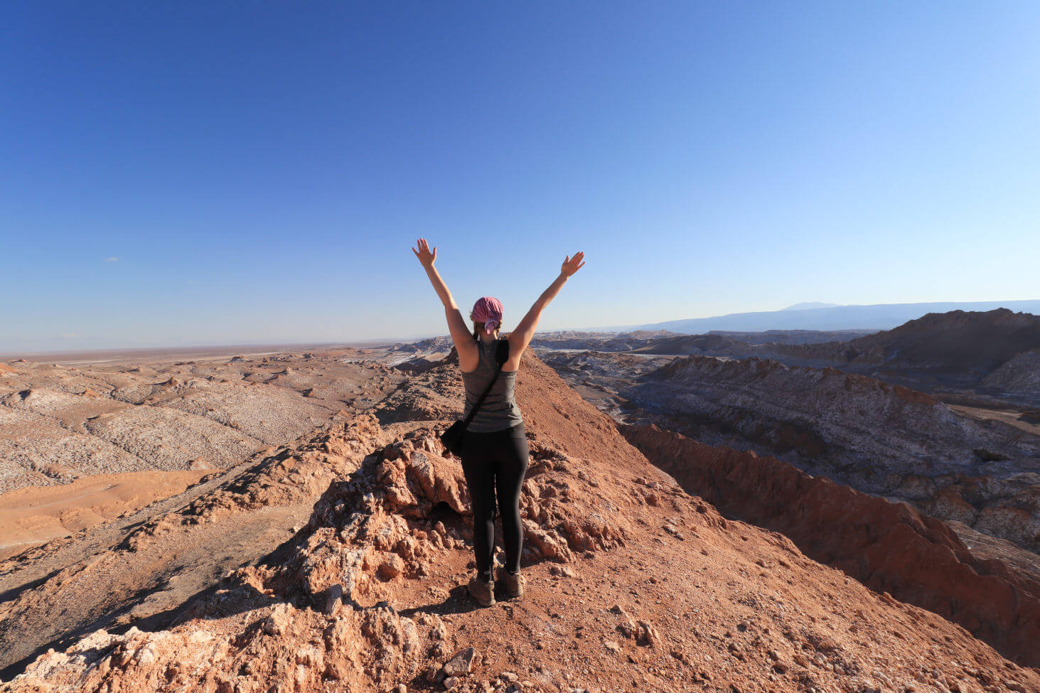 Mädchen steht auf Berg in Atacama Wüste Chile