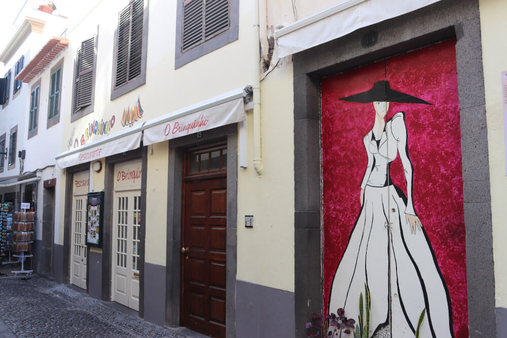 Seitenstraße mit Malereien in Funchal