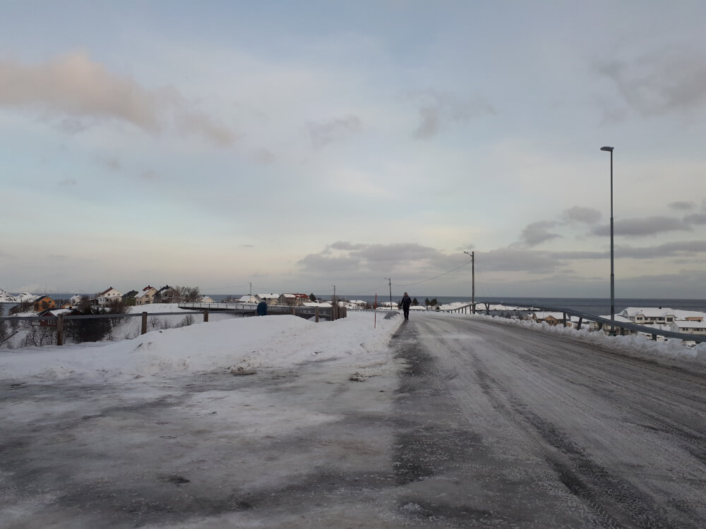 verschneite Straße auf den Lofoten im Winter