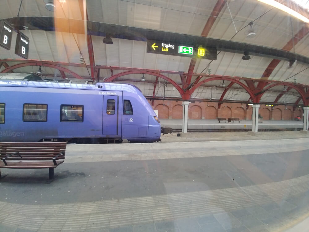Zug bei der Einfahrt in den Bahnhof Malmö
