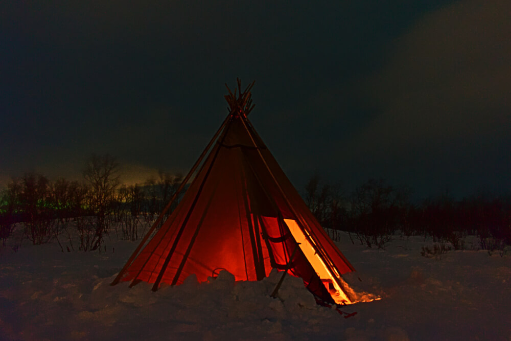 Sámi-Zelt im winterlichen Abisko