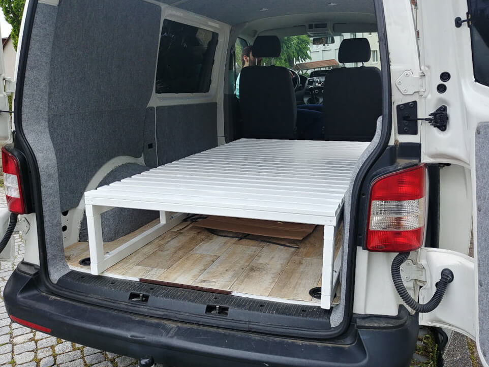 Camper Selbstausbau: Ausgeklapptes Bett für den VW Transporter